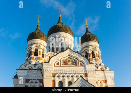 Fragment der Fassade einer prächtigen orthodoxen Kirche. St. Alexander Newski-Kathedrale - in Vyshgorod, Tallinn. Stockfoto