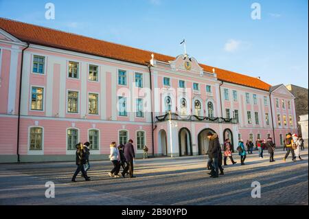 Tallinn, Estland-01.15.20: Das Gebäude des Estnischen parlaments an einem sonnigen Tag, der Stil des Expressionismus. Stockfoto