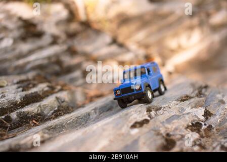 Izmir, Türkei - 28. Juli 2019: Blaues SUV, das auf den Felsen einen altmodischen Stil hat und sich vorne stellt Stockfoto