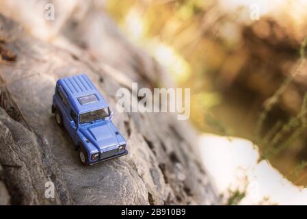 Izmir, Türkei - 28. Juli 2019: Blaues SUV, das auf den Felsen einen altmodischen Stil hat und sich vorne stellt Stockfoto