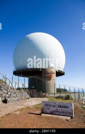 MADEIRA, PORTUGAL - 8. FEBRUAR 2020: Optisches Observatorium in Pico do Areeiro auf der Insel Madeira, Portugal. Sie ist in das europäische Programm Spac integriert Stockfoto