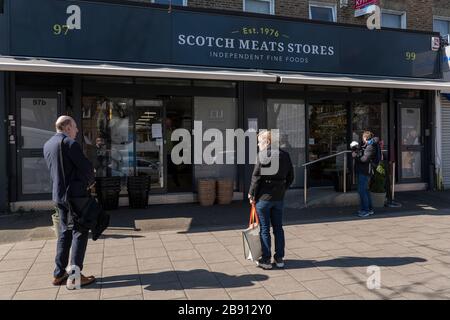 West Dulwich, England, Großbritannien. März 2020. Mit einer strikten 6-Kunden-Policy zu einem Zeitpunkt warten Menschen in West Dulwich auf unabhängige Schlachter, die während der Coronavirus Pandemie auf soziale Distanzierungen achten. London, England. Gutschrift: Sam Mellish / Alamy Live News Stockfoto