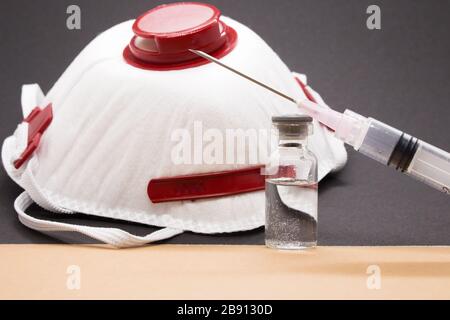 Makroschuss für medizinische chirurgische Gesichtsmasken zur Vorbeugung von Coronavirus. Kanüle und medizinische Nadel. Covid-19-Impfstoff. Stockfoto