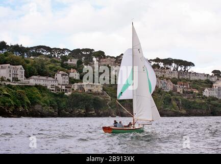 Troy-Klasse-Kielboot-Rennen in der Fowey-Flussmünde, Cornwall, Großbritannien: T27 'Helen' (seit umbenannt in Black Pearl), Baujahr 2008, mit Fallwind unter Spinnaker Stockfoto