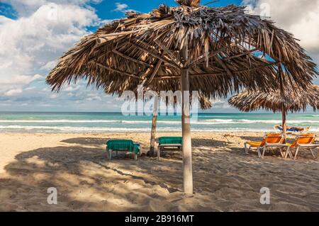 Varadero Strand, Kuba - Hütten aus Strohhalm am Strand von Varadero zum Beschatten von der Sonne Stockfoto