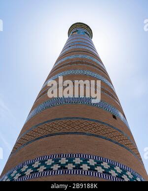 Islom Hoja Minarett im Zentrum der Altstadt von Khiva in Usbekistan. Stockfoto