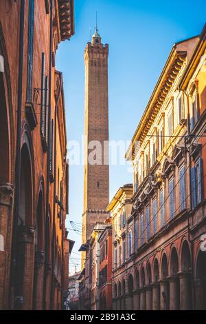 skyline von bologna historisches Gebäude vertikaler Hintergrund der lokalen Wahrzeichen der emilia-romagna Stockfoto