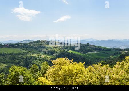 Die Hügel um Bologna sind vom Hügel Monte della Guardia aus zu sehen Stockfoto