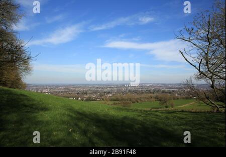 Blick auf Stourbridge und das Black Country von Wychbury Hill, Hagley, Worcestershire, England, Großbritannien. Stockfoto