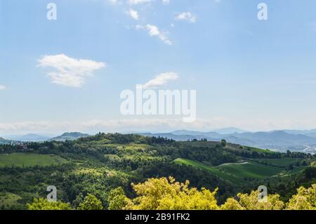 Die Hügel um Bologna sind vom Hügel Monte della Guardia aus zu sehen Stockfoto