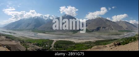 Panorama auf den Fluss Panj im Wakhan-Korridor an der Grenze von Tadschikistan und Afghanistan mit hohen Bergen im Fort Yamchun. Stockfoto