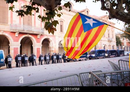 Katalanische Pro-Independent-Flagge, genannt Eselada, schwenkt bei einer Demonstration vor das katalanische parlament Stockfoto