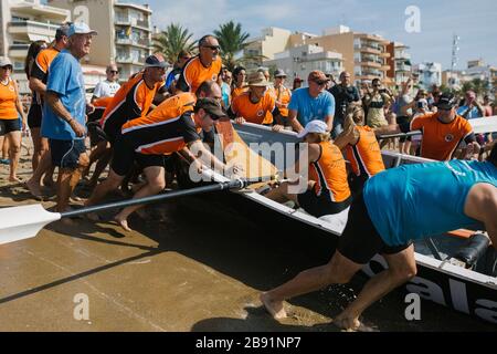 Wettbewerb der Laguters oder Laguts, katalanische Traditionsboote, in Cambrils, Tarragona. Katalonien, Spanien Stockfoto