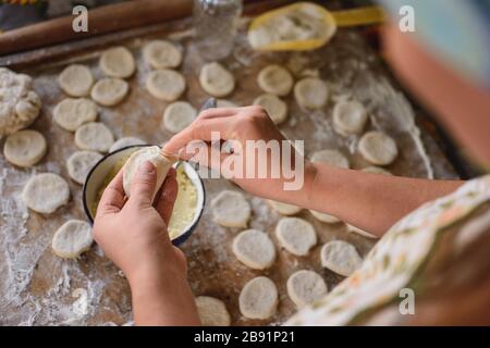 Zu Hause kocht die Frau Knödel und bereitet ihr Mittagessen vor.2020 Stockfoto