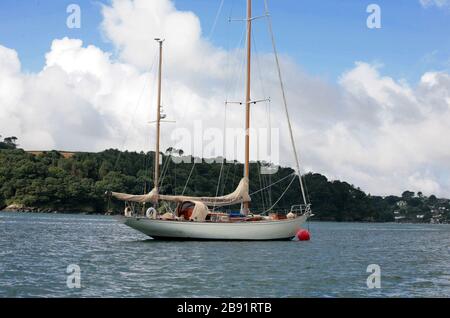 Berühmte Yacht "Lutine of Helford", klassische bermudan Yawl von Laurent Giles, erbaut 1952 von Camper und Nicholson: Helford River, Cornwall, Großbritannien Stockfoto