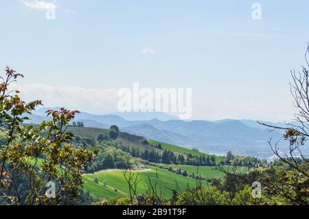 Die Hügel um Bologna sind vom Hügel Monte della Guardia aus zu sehen Stockfoto