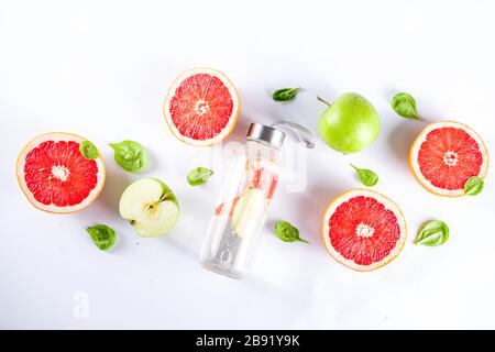 Ausgewogene Ernährung, Fitness Lifestyle-Konzept. Frisches, infundetes Getränk im Glasbecher. Entgiftungswasser, Limonade mit Grapefruit und grünem apfel.Draufsicht f. Stockfoto