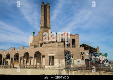 Asbury Park, NJ, USA - 5. März 2020: Kongresshalle an einem sonnigen Wintertag mit Kunstwerken Stockfoto