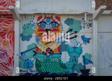 Asbury Park, NJ, USA - 5. März 2020: Auf großen Sperrholzplatten erstellte Kunstwerke Reihen den Boardwalk in der Nähe des Paramount Theatre Stockfoto