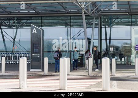 Newcastle upon Tyne, Großbritannien, 23. März 2020. Während der Corvid-19-Pandemie werden Schutzmasken für Reisen vom Flughafen Newcastle getragen. Joseph Gaul/Alamy News. Stockfoto