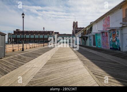 Asbury Park, NJ, USA - 5. März 2020: Keine Menschen auf der Promenade, die mit Kunstwerken auf großen Sperrholzplatten gesäumt ist Stockfoto