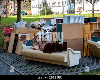 Großer sperriger Abfallhaufen auf der Straße Stockfoto