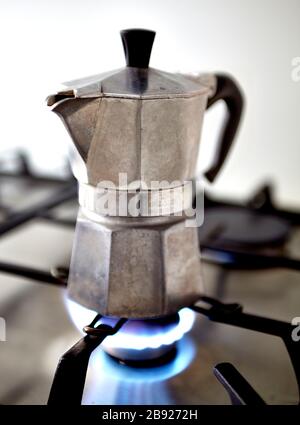 Bialetti Moka Express Kochfeld Espresso-Kaffeemaschine auf Gaskoch-Heizung Stockfoto