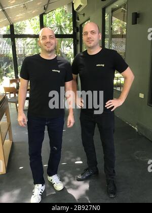 23. März 2020, Thailand, Bangkok: Die Zwillinge Thomas (l) und Mathias-Sühring in ihrem Restaurant. Wegen der Corona-Krise musste der "Sühring" vorerst schließen. Die beiden Küchenchefs, die beide aus Berlin stammen, haben nun ähnliche Probleme wie viele ihrer Kollegen weltweit. (Zu dpa 'Oma's Advocaat for Closure') Foto: Caroline Bock / dpa Stockfoto