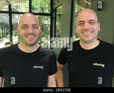 23. März 2020, Thailand, Bangkok: Die Zwillinge Thomas (l) und Mathias-Sühring in ihrem Restaurant. Wegen der Corona-Krise musste der "Sühring" vorerst schließen. Die beiden Küchenchefs, die beide aus Berlin stammen, haben nun ähnliche Probleme wie viele ihrer Kollegen weltweit. (Zu dpa 'Oma's Advocaat for Closure') Foto: Caroline Bock / dpa Stockfoto