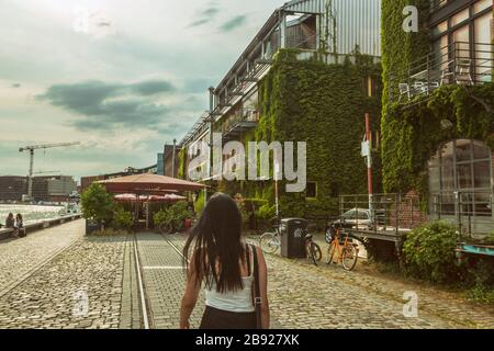 Lady Walking am Hafen von MÃ¼nster im Sommer Stockfoto