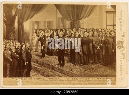 Fotomontage von Napoleon IV., Eugene Louis Jean Joseph Bonaparte (1856-1879) bei einer Zeremonie, die ihre Mehrheit feiert. MEHRHEIT DER PRINZ-KAISERLICHEN - Chislehurst - 16 MARS, 307 Appert, Eugène. Fotomontage présentant Napoléon IV., Eugène, Louis, Jean, Joseph Bonaparte (1856-1879) lors d'une cérémonie célébrant sa majorité. "AJORITE DU PRINCE IMPERIAL - CHISLEHURST - 16 MARS 1874". Tirage sur Papier albuminé. En 1874-1874. Paris, musée Carnavalet. Stockfoto