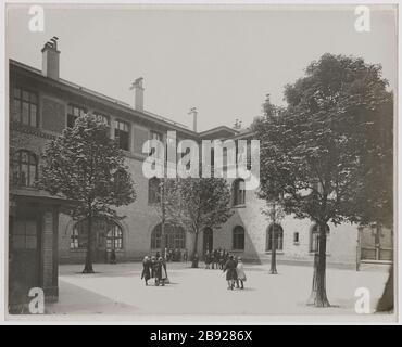 21 Pontoise Straße Innere des Gerichts der 5. 7-5-17 Schule. Rue de Pontoise 21, Grundschule (Standort des Bernardine College), Hof, 5. Bezirk, Paris. 21 rue de Pontoise, école primaire (emplacement du collège des Bernardins), cour intérieure. Paris (Vème arr.). Gélatino-bromure d'argent sur Papier, 1917. Paris, musée Carnavalet. Stockfoto
