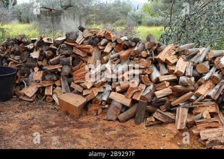 Stapel frisch geschnittener Holzstämme. Gehackte Brennholzstapel. Stockfoto