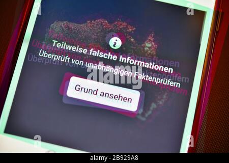 Smartphone mit aufgedeckten Fehlinformationen in einem sozialen Netzwerk, Smartphone mit aufdecktem Falschinformation im eigenen sozialen Netzwerk Stockfoto