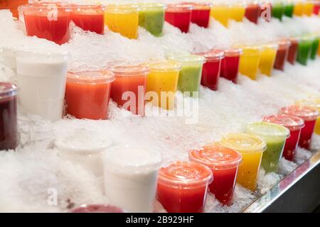 Frische Säfte bei Food Mercado de La Boqueria Markt in Rambla Stockfoto