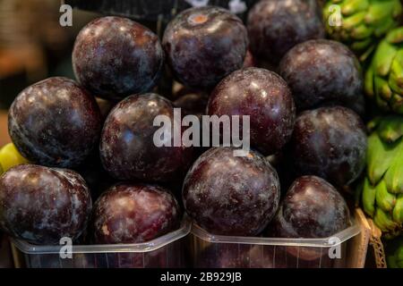 Pflaumen und Artischocken Mercado La Boqueria Markt in der Nähe von Rambla Stockfoto