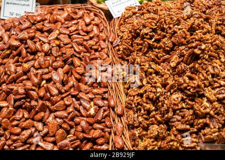 Nüsse und getrocknete Früchte auf dem Mercado La Boqueria Markt Stockfoto