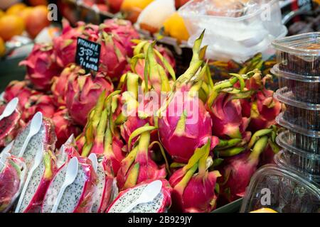 pitaya Stenocereus und Früchte auf dem Boqueria Markt in Rambla Stockfoto