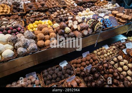 Schokoladentrüffel und Pralinés auf dem Boqueria Markt in Rambla Stockfoto