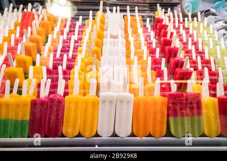 Eiswürfel oder Popsicle auf dem Boqueria Markt in Barcelona Stockfoto