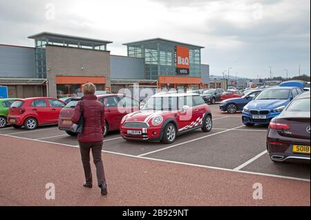 Edinburgh, Schottland, Großbritannien. März 2020. B&Q und Screwfix, Kingfisher UK-Stores, bleiben geöffnet und haben trotz Coronavirus-Pandemie weniger Öffnungszeiten. Im Bild der Parkplatz der New Craighall Retail Park Niederlassung mit einem sehr belebten Parkplatz, vielleicht in Erwartung der Menschen gezwungen, zu Hause bleiben die Garten-und DIY-Jobs können getan werden. Die Anzahl der Kunden, die in den Laden dürfen, wurde ebenfalls eingeschränkt. Stockfoto