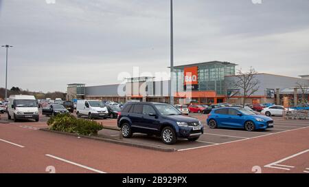 Edinburgh, Schottland, Großbritannien. März 2020. B&Q und Screwfix, Kingfisher UK-Stores, bleiben geöffnet und haben trotz Coronavirus-Pandemie weniger Öffnungszeiten. Im Bild der Parkplatz der New Craighall Retail Park Niederlassung mit einem sehr belebten Parkplatz, vielleicht in Erwartung der Menschen gezwungen, zu Hause bleiben die Garten-und DIY-Jobs können getan werden. Die Anzahl der Kunden, die in den Laden dürfen, wurde ebenfalls eingeschränkt. Stockfoto