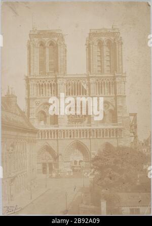 KATHEDRALE NOTRE-DAME Cathédrale Notre-Dame, avant la Construction de la flèche (1859-1860) projeketée par Eugène-Emmanuel Viollet-le-Duc (1914-1879). Paris (IVème arr.). Photographie des Bisson frères. Paris, musée Carnavalet. Stockfoto