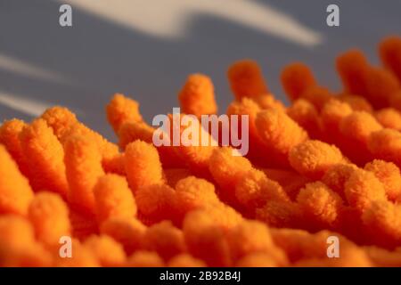 Mikrofaserstruktur mit einem weichen, großen Haufen. Oberflächenstruktur aus orangefarbenem Mikrofasertuch Stockfoto