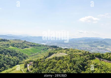 Die Hügel um Bologna sind vom Hügel Monte della Guardia aus zu sehen Stockfoto