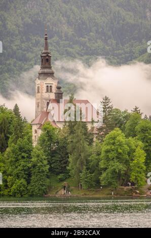 Die Mariä-Himmelfahrt-Kirche inmitten des Bleder Sees in Slowenien am Voralpenrand der Juischen Alpen. Stockfoto