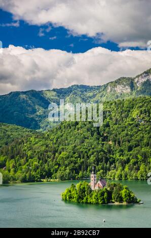 Die Mariä-Himmelfahrt-Kirche inmitten des Bleder Sees in Slowenien am Voralpenrand der Juischen Alpen. Stockfoto