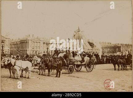 Cavalcade von Rinderfett wurde im Jahr 1897 in Paris neu organisiert. Calvalcade du Boeuf Gras Float Parading Place de la Concorde, 8. Bezirk, Paris Calvalcade du Boeuf Gras, char défilant Place de la Concorde. Paris (VIIIème arr.), 1897. Tirage au gélatino-bromure d'argent. Photographie d'Albert Brichaut. Paris, musée Carnavalet. Stockfoto