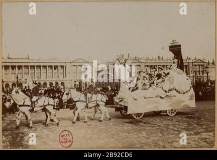 Cavalcade von Rinderfett wurde im Jahr 1897 in Paris neu organisiert. Calvalcade du Boeuf Gras Float Parading Place de la Concorde, 8. Bezirk, Paris Calvalcade du Boeuf Gras, char défilant Place de la Concorde. Paris (VIIIème arr.), 1897. Tirage au gélatino-bromure d'argent. Photographie d'Albert Brichaut. Paris, musée Carnavalet. Stockfoto