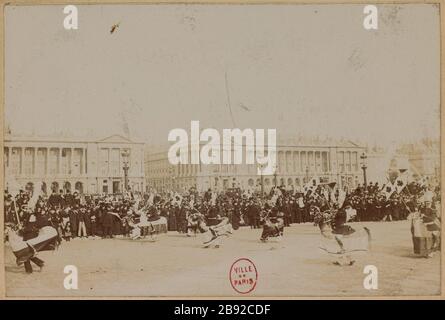 Cavalcade von Rinderfett wurde im Jahr 1897 in Paris neu organisiert. Calvalcade du Boeuf Gras Parade Place de la Concorde, 8. Bezirk, Paris Calvalcade du Boeuf Gras, char défilant Place de la Concorde. Paris (VIIIème arr.), 1897. Tirage au gélatino-bromure d'argent. Photographie d'Albert Brichaut. Paris, musée Carnavalet. Stockfoto